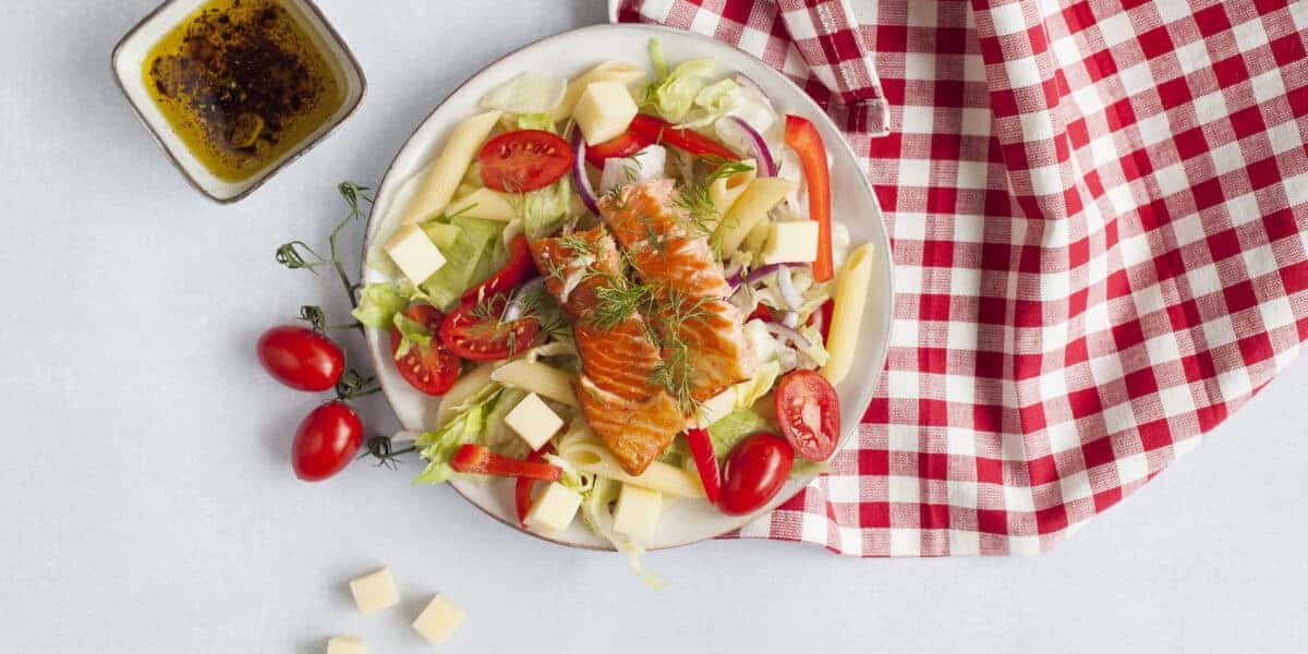 Savukirjolohisalaatti pasta