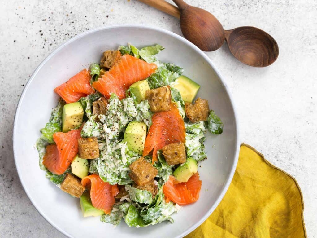 Caesarsalaatti kirjolohella