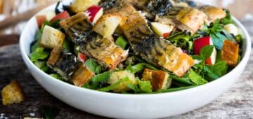 Savupippurimakrillisalaatti