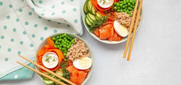 Poke bowl kylmäsavukirjolohesta