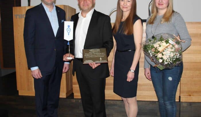 Kalaneuvos Oy:n Toni Hukkanen, Mari Heikkilä ja Victoria Maddi ottamassa vastaan Pirkanmaan vuoden 2017 vientipalkintoa.