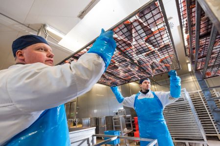 Tuotanto kalaa savustusuuniin