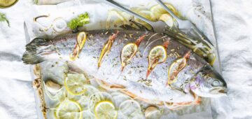 Kokonainen lohi uunissa