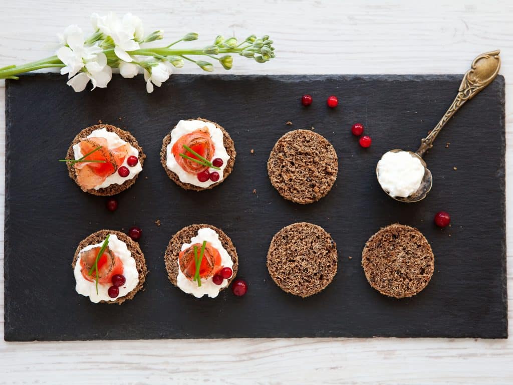 uuden vuoden alkupalat: graavikirjolohisuupalat