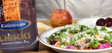 Loimulohisalaatti punajuurten ja omenan kera