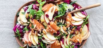 Omenainen lämminsavulohisalaatti