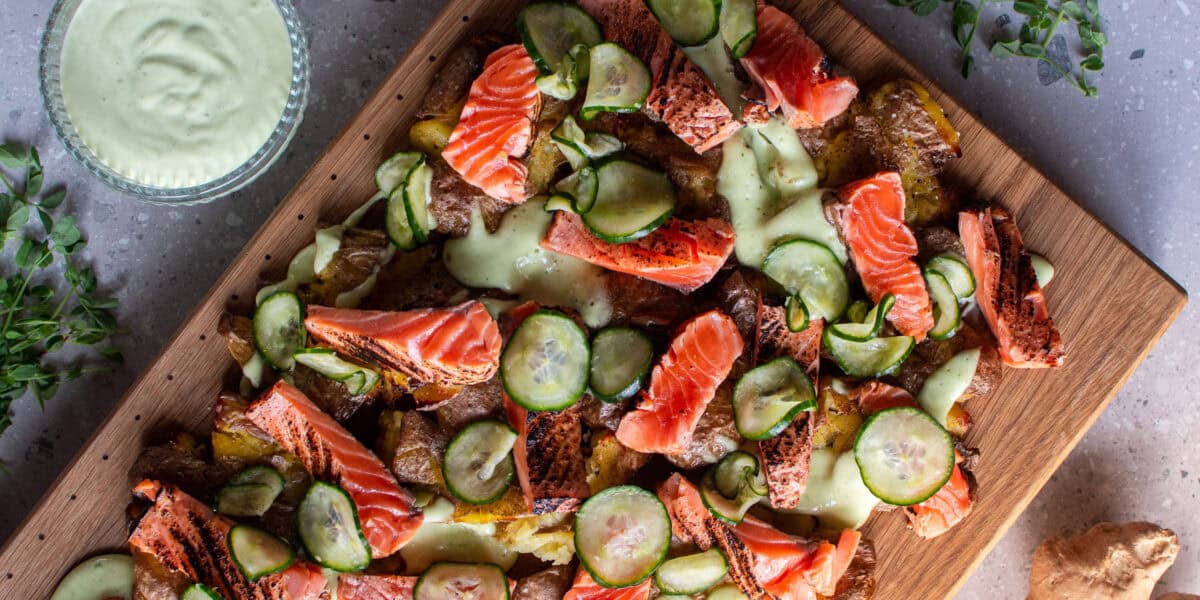 Loimutettu kirjolohi smashed perunoiden kera