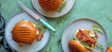 Halloumi-kirjolohipekonihampurilainen