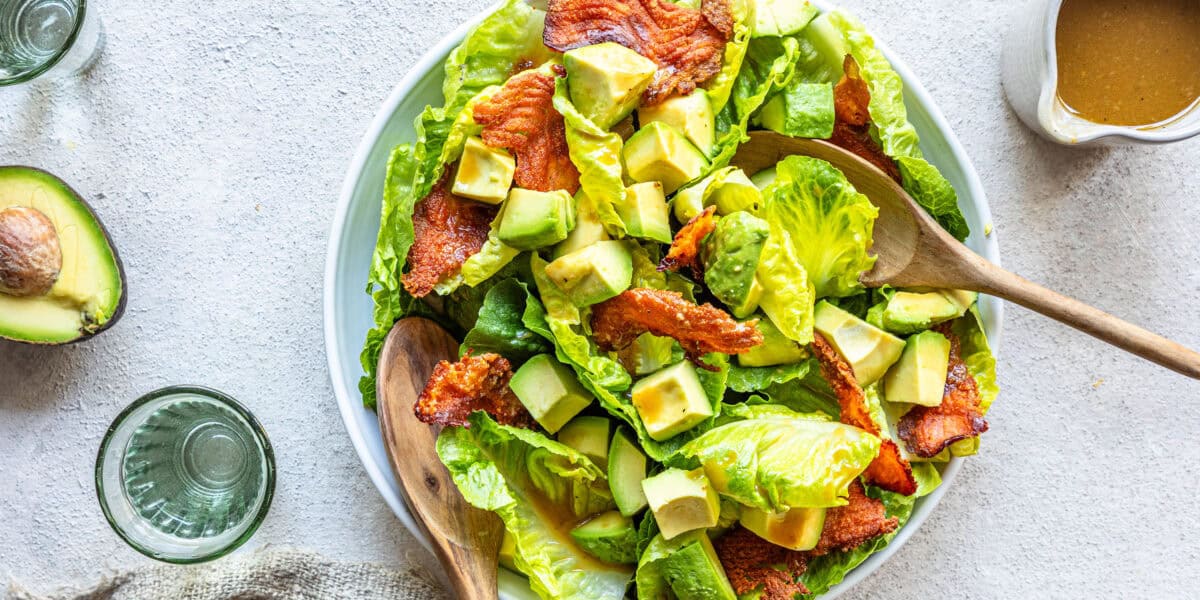 Kirjolohipekoni-avokadosalaatti