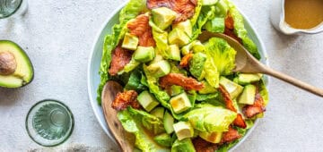 Kirjolohipekoni-avokadosalaatti