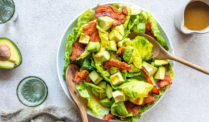 Kirjolohipekoni-avokadosalaatti